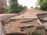 Zerstoerte Bruecke im Lower Shire, Malawi